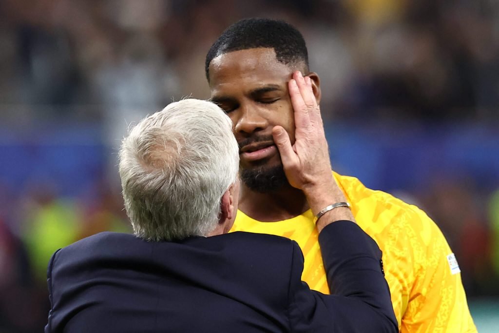 DIDIER-DESCHAMPS-MIKE-MAIGNAN-scaled
