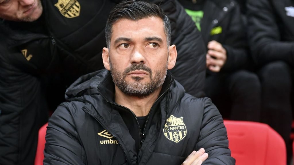 Vítor Gouveia assumirá o cargo de treinador interino e Vitor Bruno será demitido das funções de direção