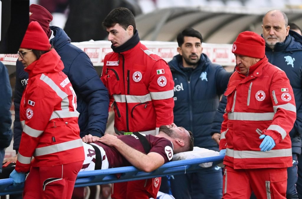 Sebastian-Walukiewicz-Torino-stretcher