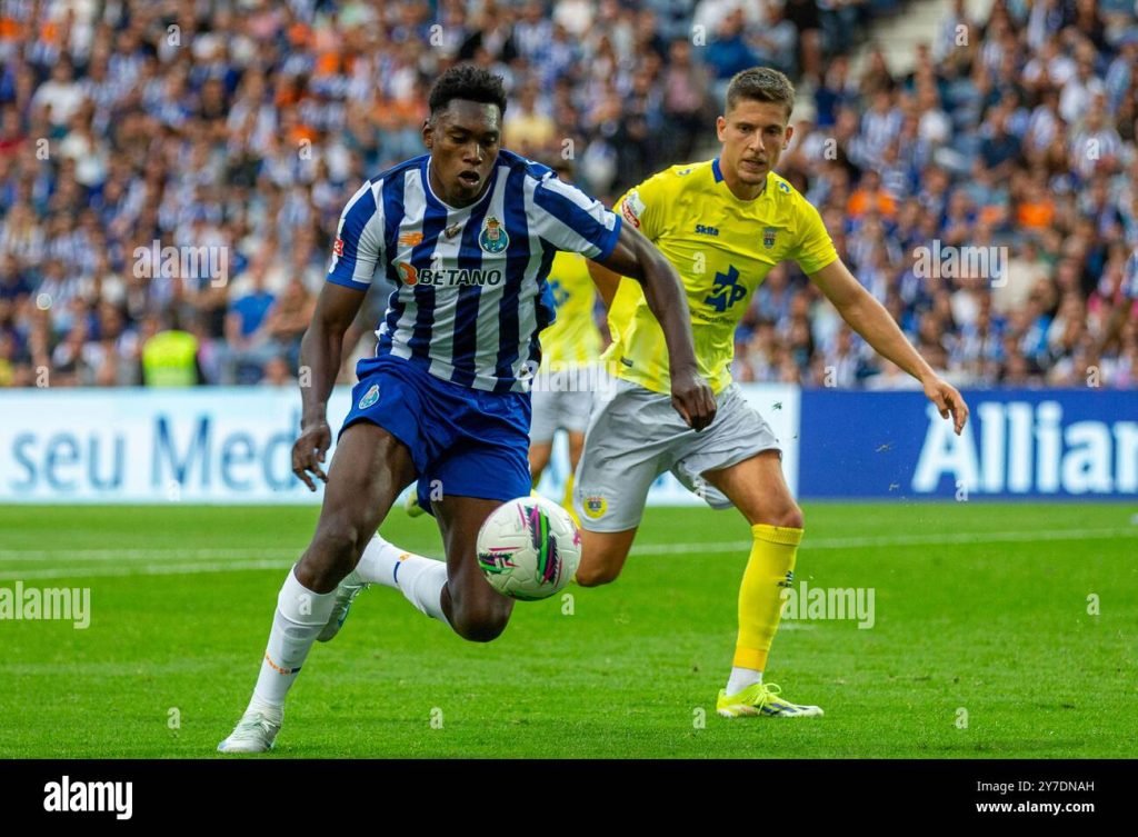 samuel-omorodion-aghehowa-seen-in-action-during-the-portuguese-league-football-match-between-fc-porto-and-fc-arouca-at-the-dragao-stadium-on-september-29-2024-in-porto-portugal-2Y7DNAH