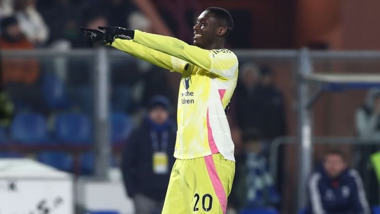 Kolo-Muani-celebrating-scoring-against-Comoe-768x432