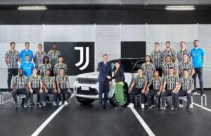 novella-varzi-country-manager-jeep-italia-con-el-equipo-juventus-con-motivo-de-la-entrega-del-jeep-grand-cherokee-4xe-1
