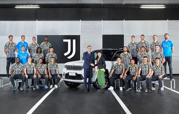 novella-varzi-country-manager-jeep-italia-con-el-equipo-juventus-con-motivo-de-la-entrega-del-jeep-grand-cherokee-4xe-1