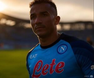 Danilo-con-la-maglietta-del-Napoli