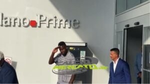 divock-origi--llegando-a-las-instalaciones-del-milan-para-firmar-su-nuevo-contrato--captura-calciomercato