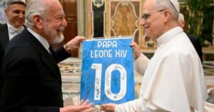 pope_leo_receives_a_napoli_shirt_from_naples_owner_aurelio_de_laurentiis_vatican_media