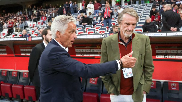 Jean-Pierre-Rivere-en-train-de-parler-avec-Sir-James-Ratcliffe-a-Nice-en-mai-2024-2115647