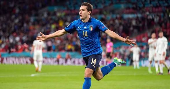 CHIESA AL COMO? L’Ambizioso Club Lariano Raggiunge un Accordo Personale con la Stella del Liverpool mentre Fàbregas Conferma la Permanenza di Nico Paz