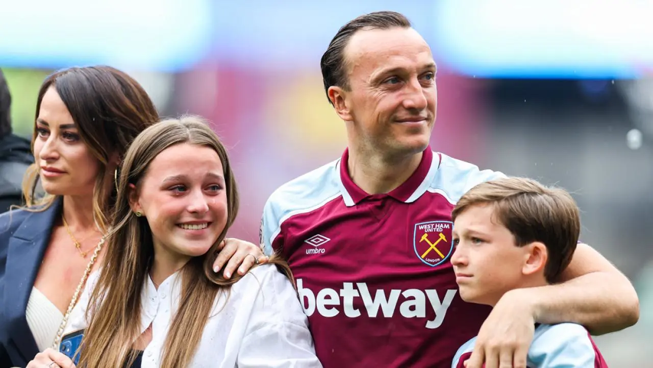 watch-mark-noble-s-farewell-ceremony-image